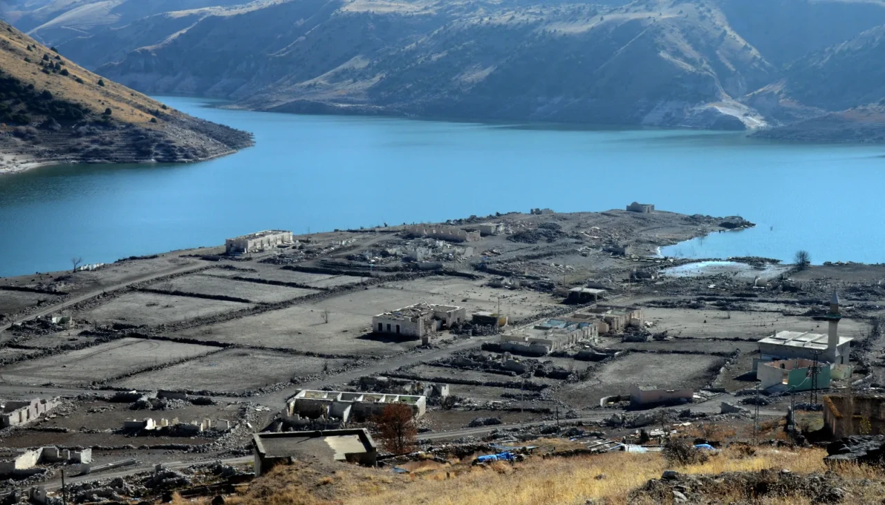 Kars’ta baraj suları çekildi: 5 yıl sonra köy yeniden ortaya çıktı