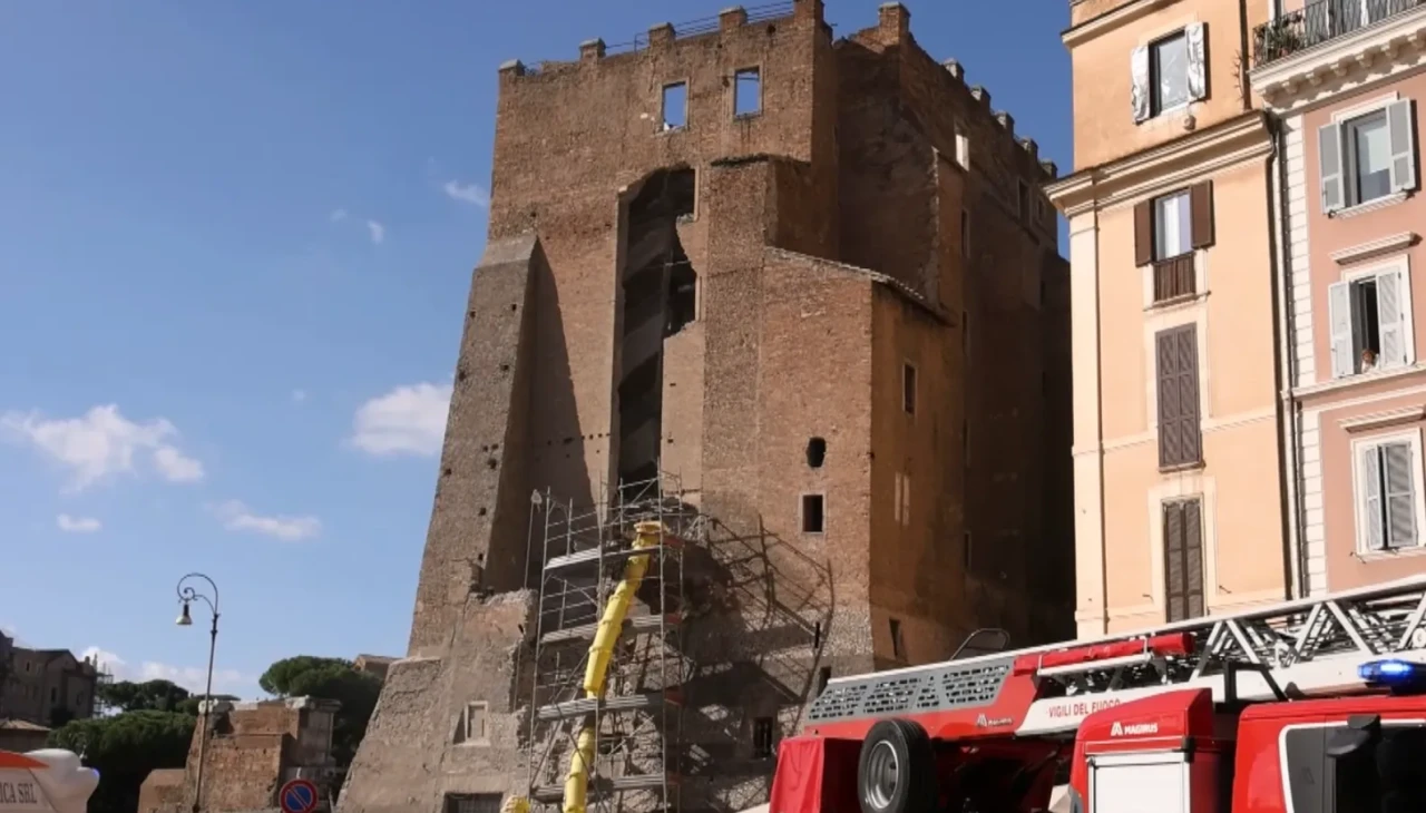 Roma’nın simge yapılarından Torre dei Conti kulesi çöktü