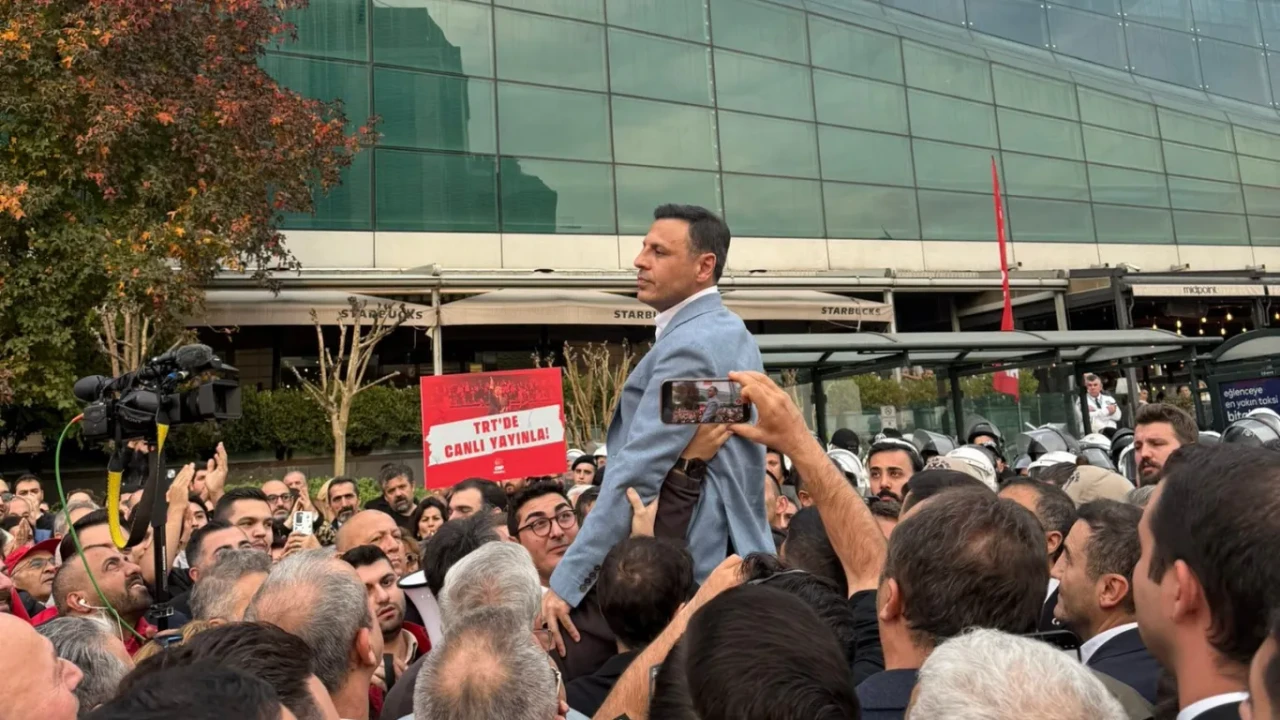 CHP, TRT'ye karşı meydan okudu: Canlı yayın protestosu