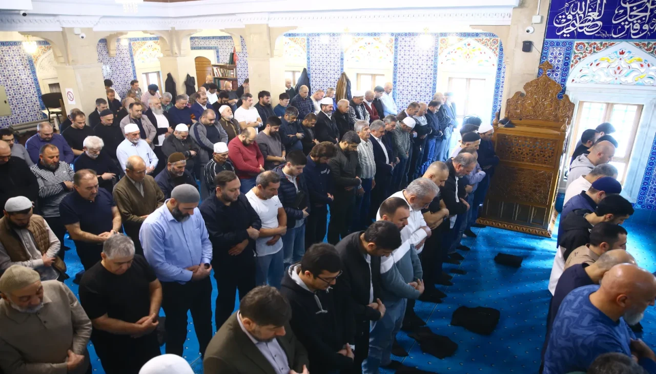 Bakü'de düşen uçağın şehit askerleri için gıyabi cenaze namazı kılındı