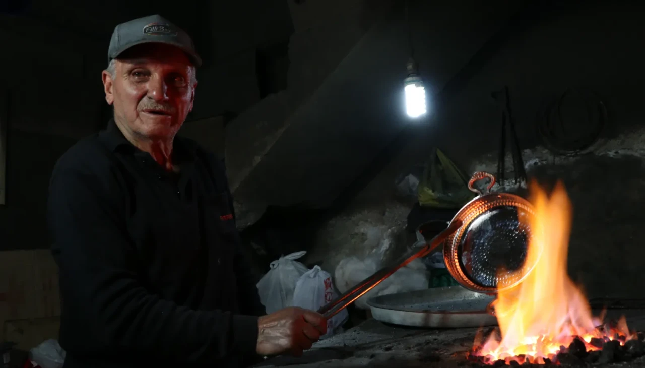 61 yıllık ustalık: Fuat Kavgacı bakır ateşinde gelenekleri yaşatıyor