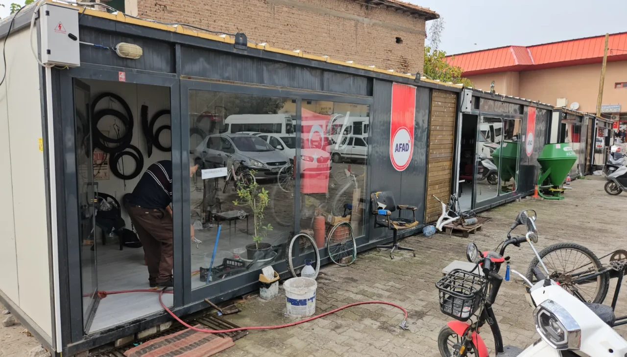 Sındırgı'da depremzede esnafa AFAD'dan konteyner dükkan desteği