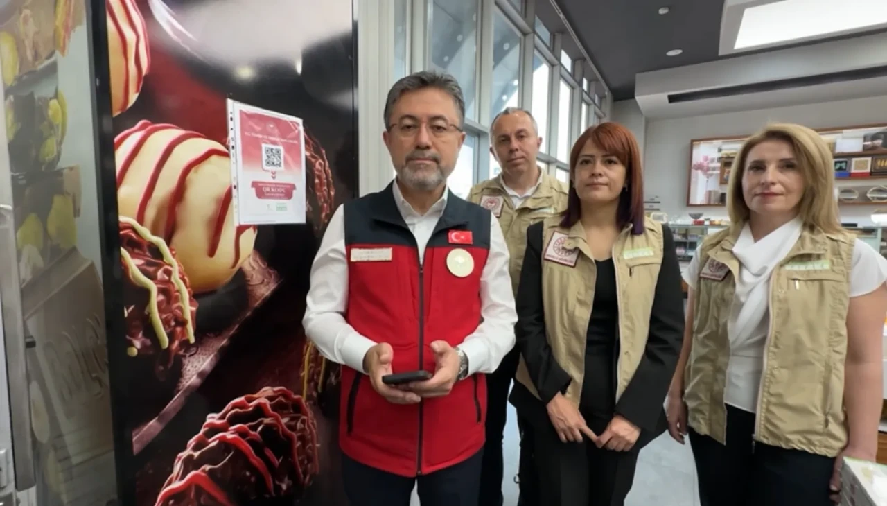 İzmir'de gıda skandalı: 30 ton tarihi geçmiş ürün ele geçirildi