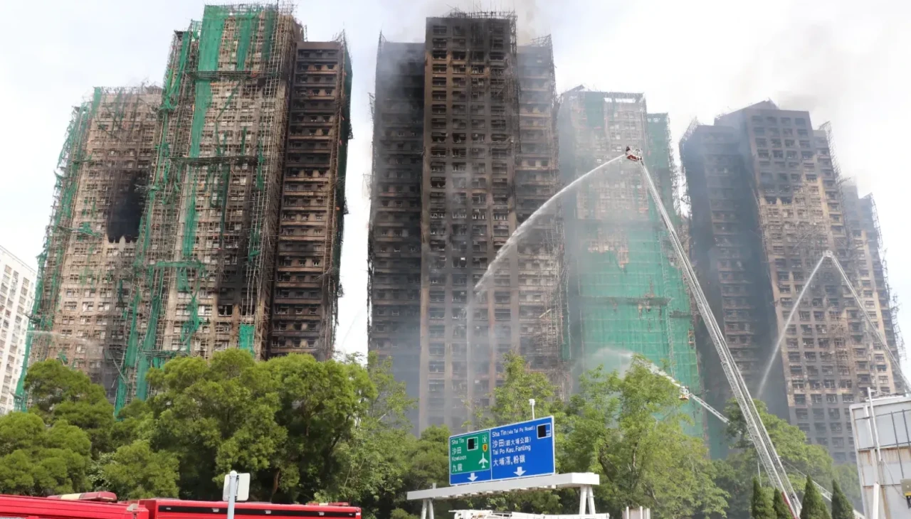 8 blok alevler içinde: Hong Kong'da 17 yılın en büyük yangını