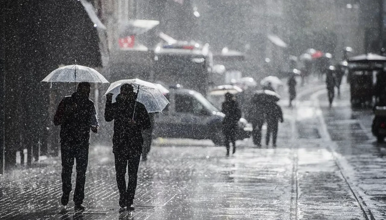 Pazar günü başlıyor: İstanbul’u soğuk ve kuvvetli yağış vuracak