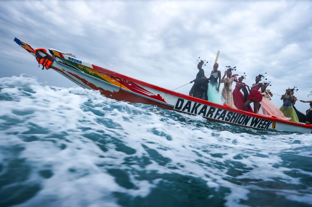 Senegal'de denizle buluşan moda: Dakar Moda Haftası kaldırımları değil, dalgaları aştı