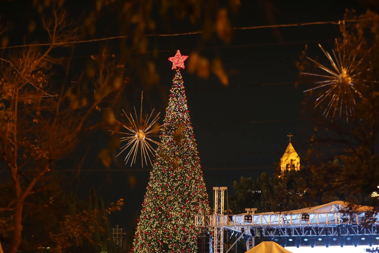 Beytüllahim’de Noel coşkusu: Büyük ağacın ışıklarıyla yeni yıl kutlamaları başladı