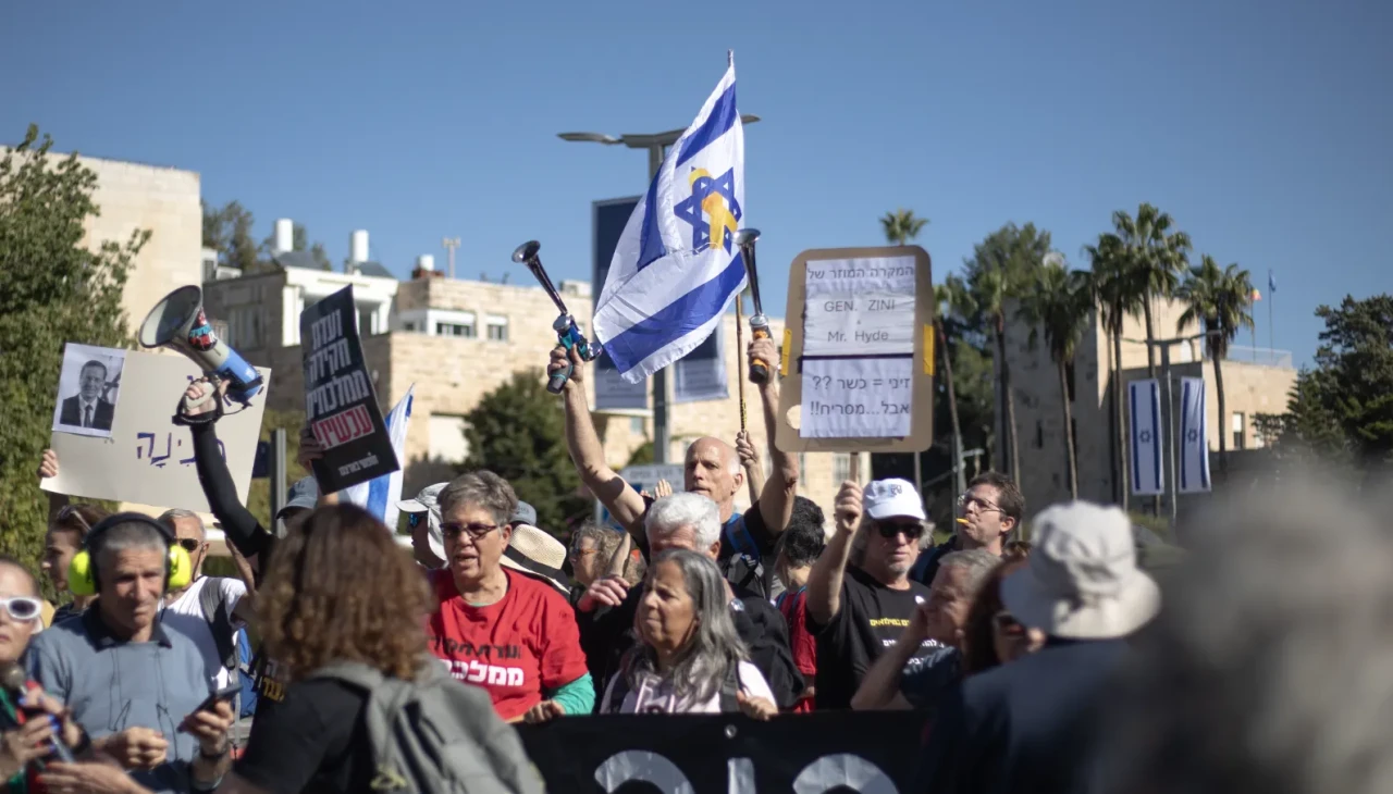 Netanyahu'nun af talebine protesto: Yüzlerce kişi Kudüs sokaklarında
