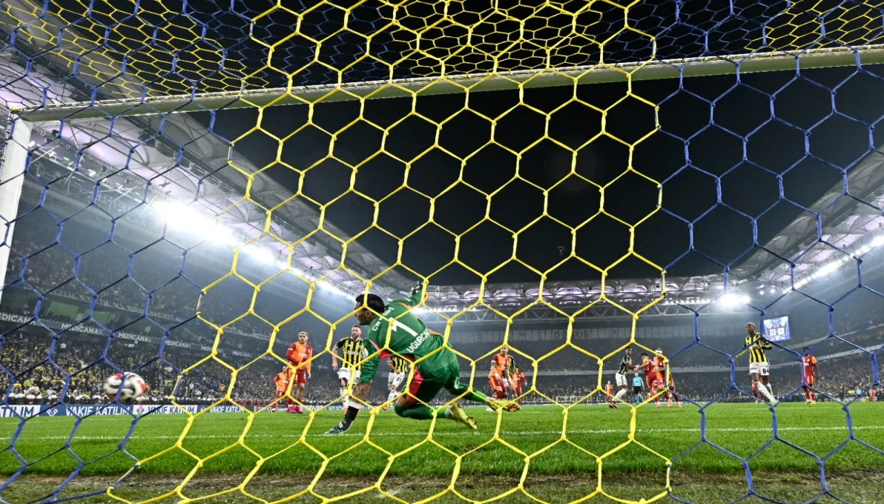 Galatasaray Fenerbahçe ile 1-1 beraber kalarak liderliği korudu