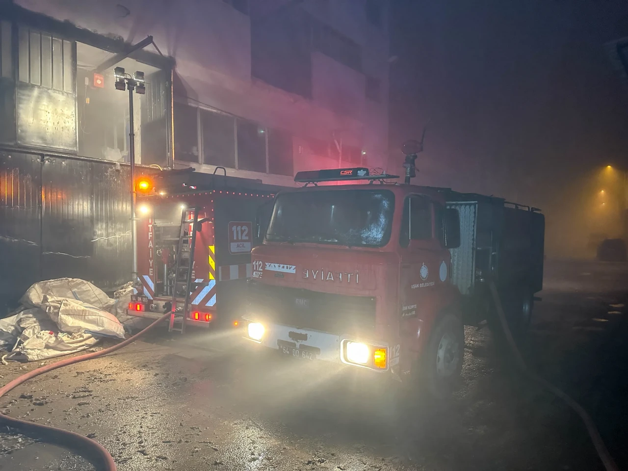 Uşak'taki plastik poşet fabrikasında yangın... Sebebi hala bilinmiyor