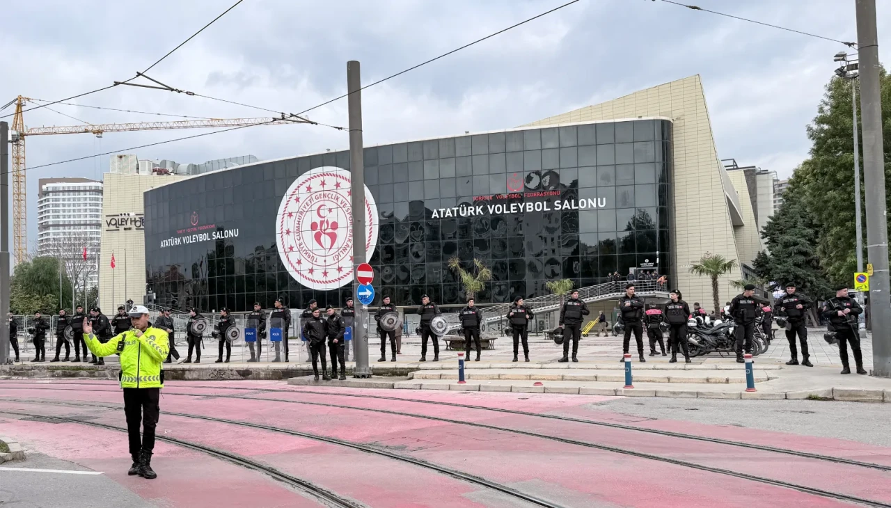 Göztepe-Beşiktaş voleybol maçında tribünler boşaltıldı