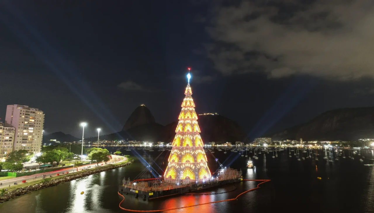 Rio’da 80 metrelik dev yılbaşı ağacı ışıklandırıldı