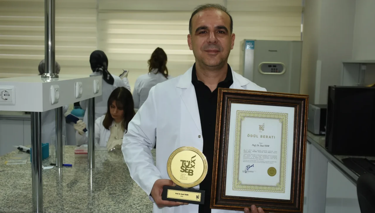 Prof. Dr. Suat Tekin Cumhurbaşkanın'dan Aziz Sancar Ödülü'nü aldı