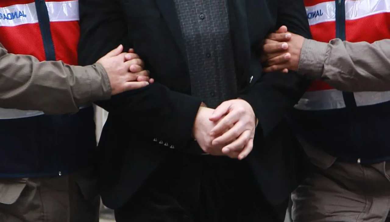 Annesini öldürdüğü öne sürülen bir kişi jandarma ekiplerince yakalandı.