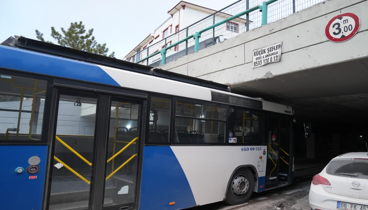 Ankara'da EGO otobüsü köprüye sıkıştı