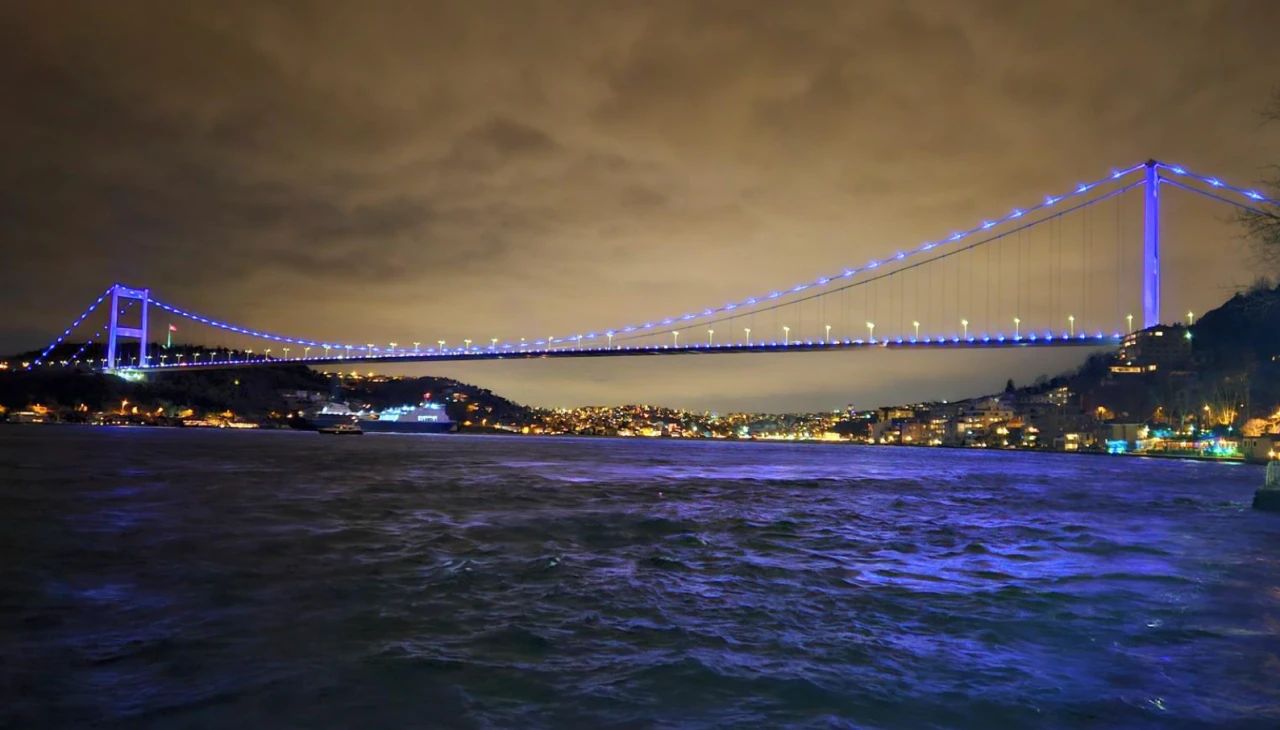 Dünya Kanser Günü'nde mor ışıklarla aydınlatıldı