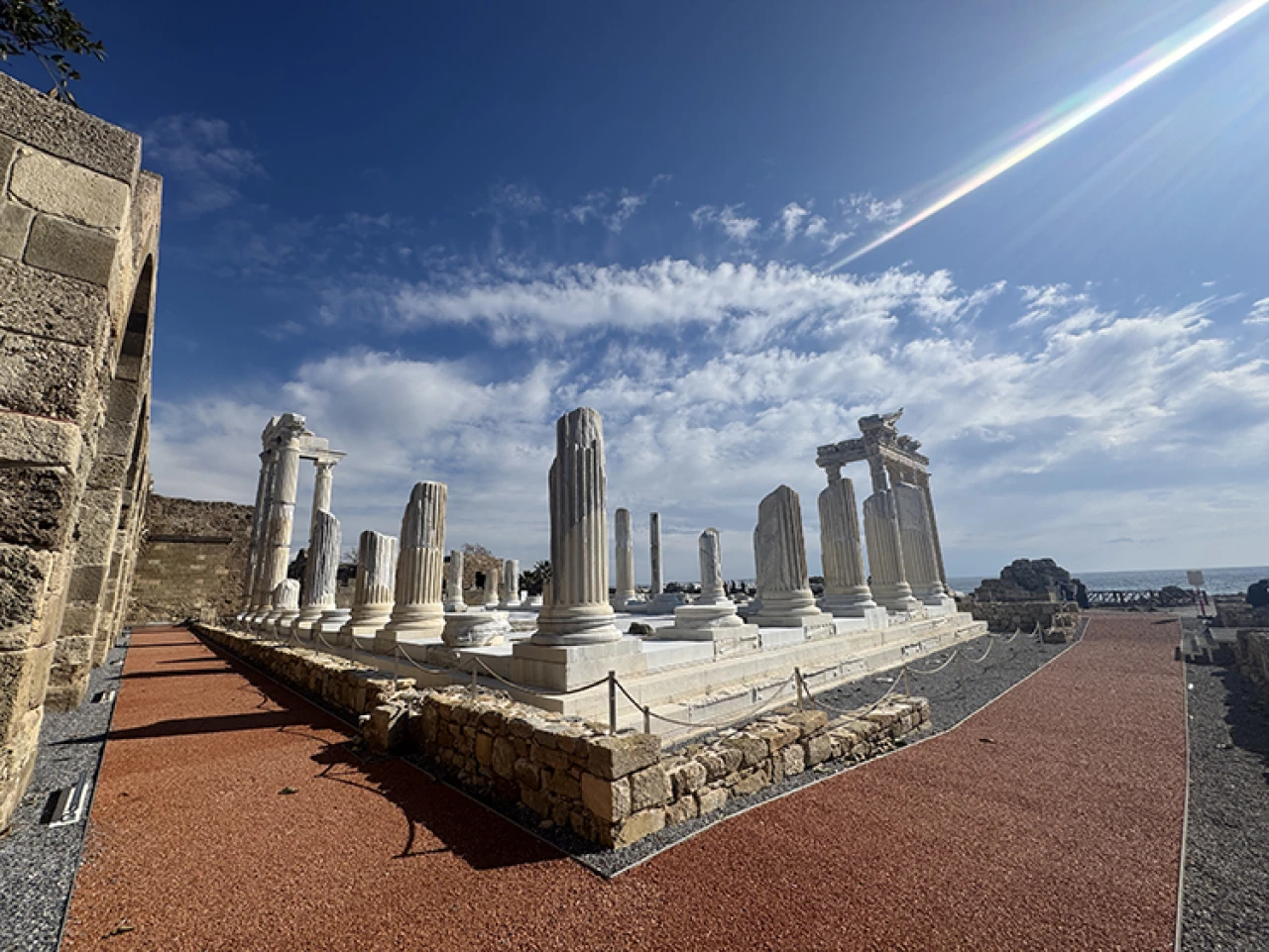 Side'deki Athena tapınağı yeniden ziyaretçilerini ağırlamaya başladı