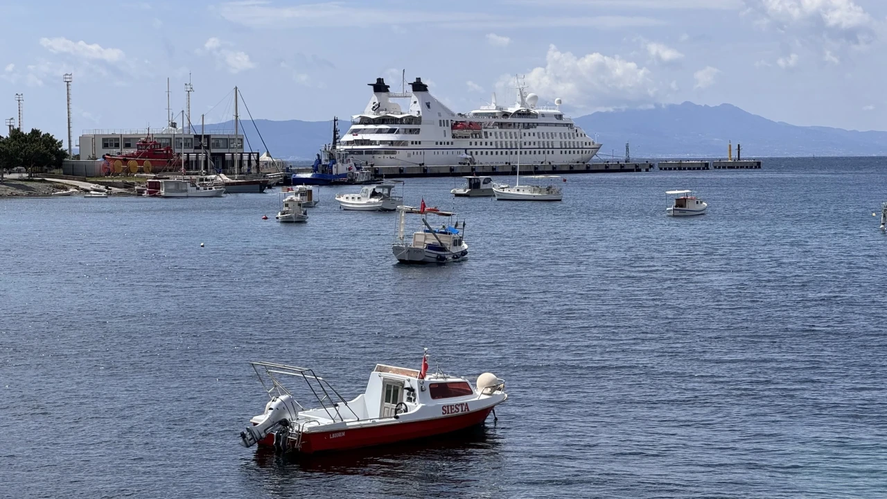 Büyük kruvaziyer Star Legend , Bodrum Cruise Port İskelesi’ne yanaştı.