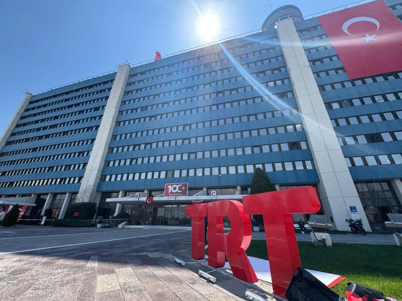 TRT, personellerine duyurdu! Kurum çalışanları, aday öğrenci adına başvuruda bulunabilir! TRT çalışanlarından oluşan bir network edinmenin tam zamanı!