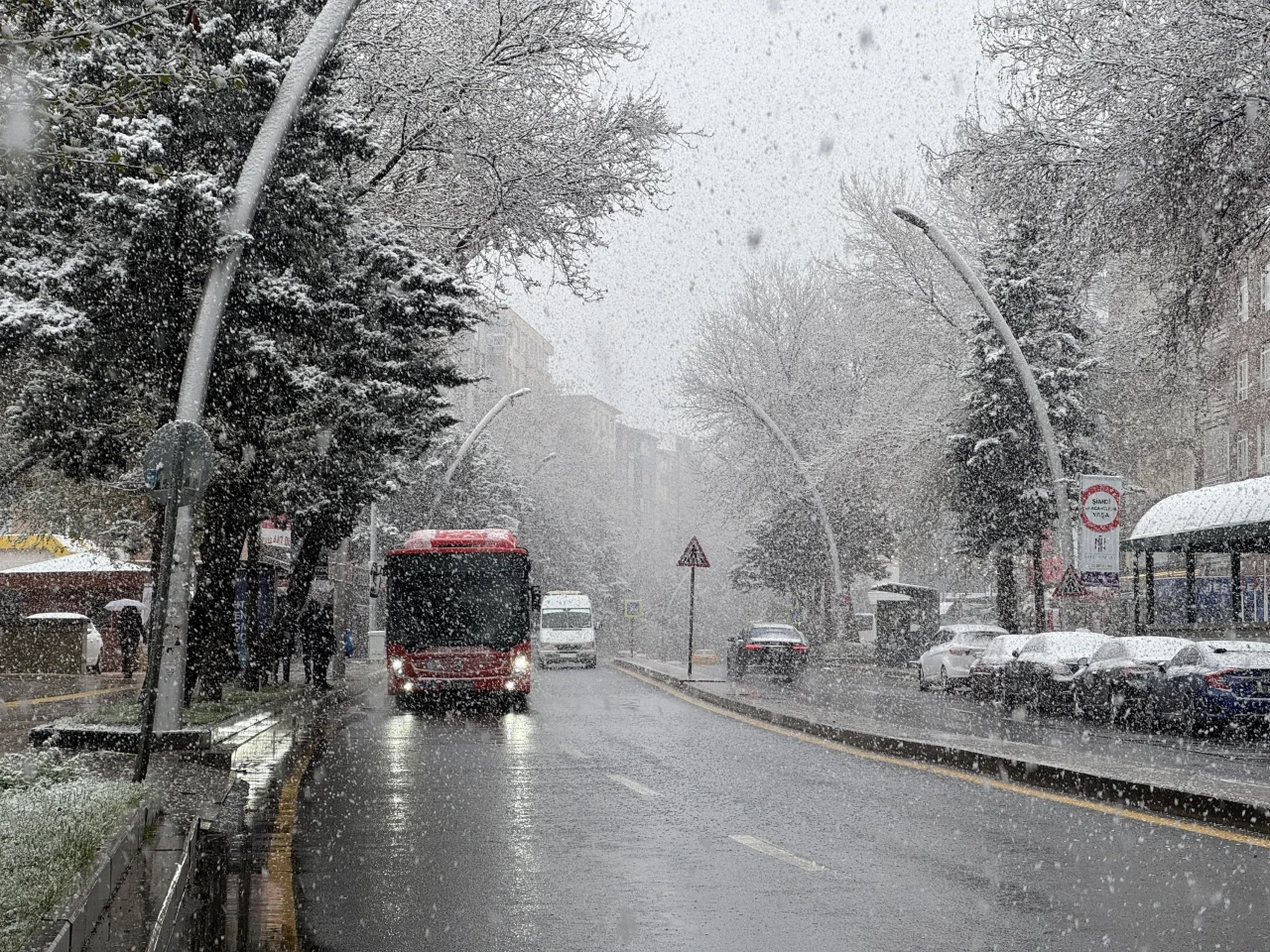 Ankara'da sabah saatlerinde başlayan kar yağışı