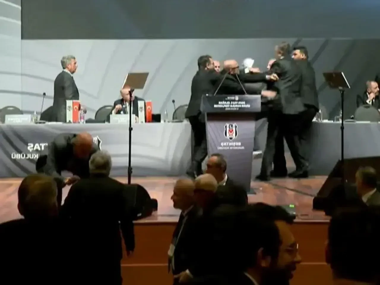 Beşiktaş Divan Kurulu'nda yumruklu saldırı: Hasan Arat hukuki süreç başlattı