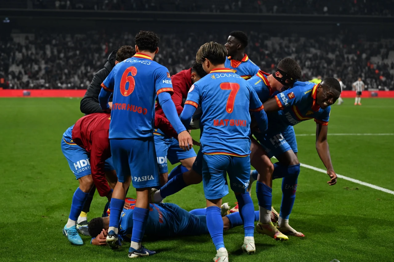 Geçen sezon Ziraat Türkiye Kupası'nı kazanan Beşiktaş, Göztepe'ye 3-1 yenilerek çeyrek finali geçemedi
