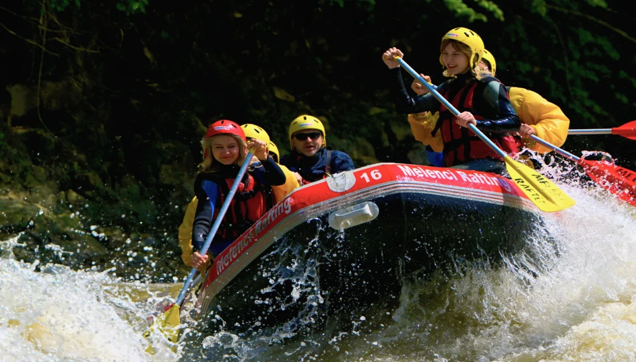 Düzce'de Rafting Rüzgarı: Uluslararası Katılımcılar ve Adrenalin Dolu Anlar!