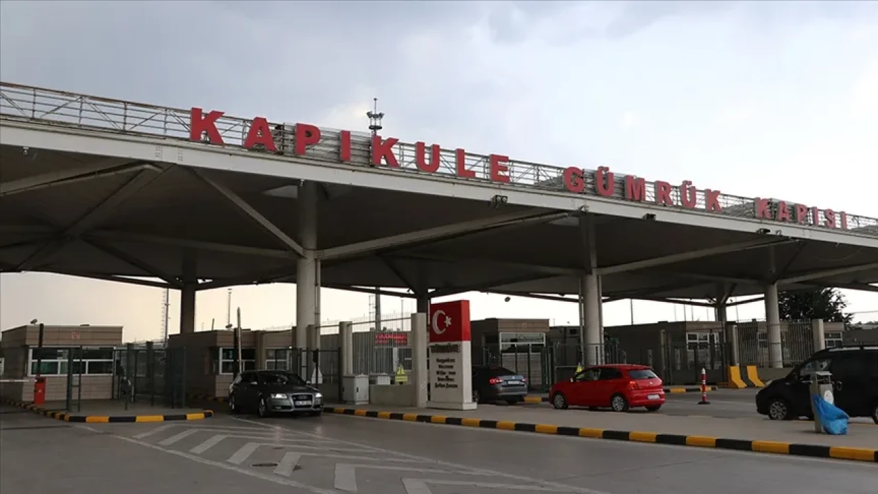 Kapıkule'de dev rüşvet operasyonu: 38 gümrük memuru gözaltında, 350 kişi aranıyor