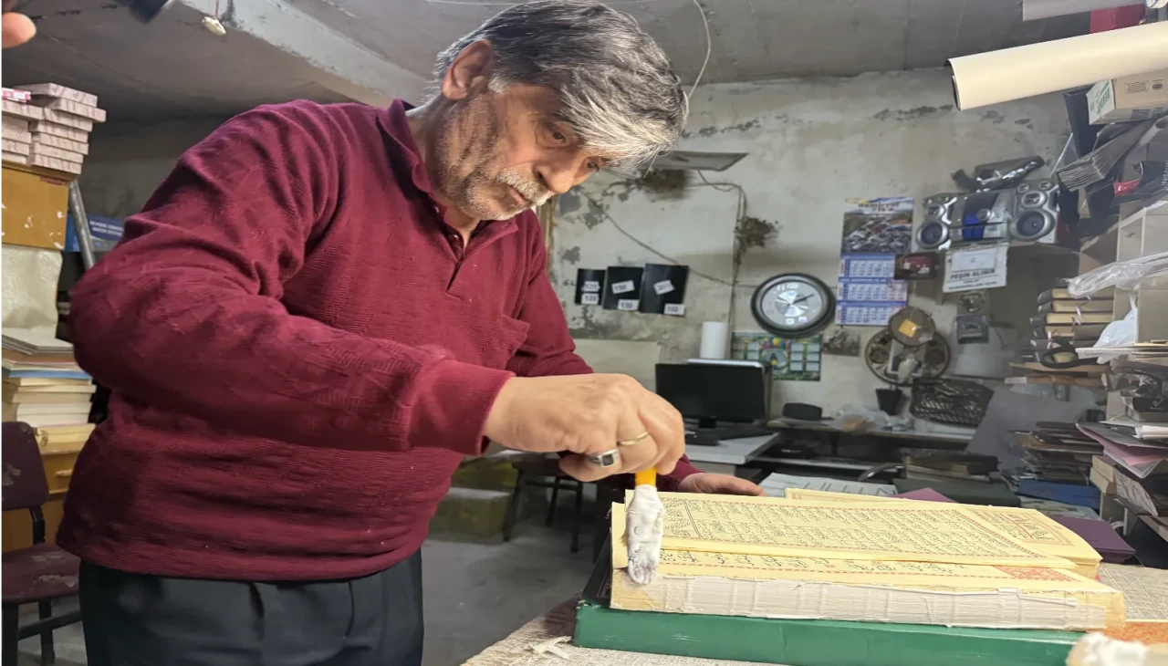 Erzincanlı Orhan Ersu 48 yıldır eski kitapları hayata döndürüyor