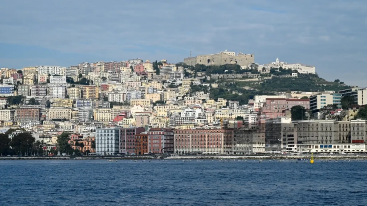İtalya'nın Campi Flegrei bölgesinde 4,4 ve 3,5 büyüklüğündeki depremler, halkta endişeye yol açtı.
