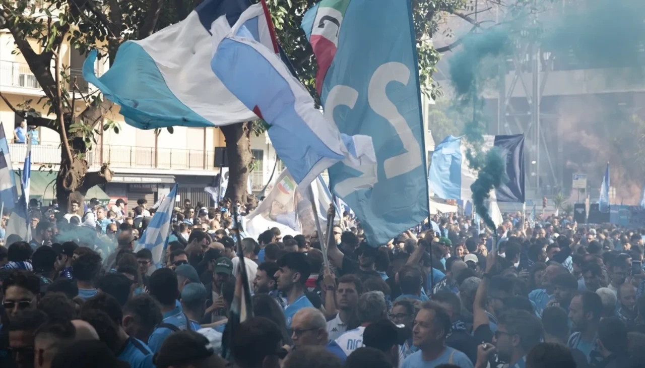Napoli’nin şampiyonluk kutlamaları yaralanmalar ve olaylarla gölgelendi