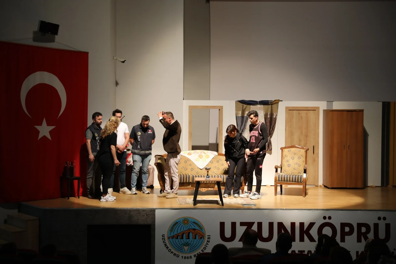 Uzunköprü'de sahnelenen 'Yarınlara Geç Kalmadan' tiyatrosu, ailelerin uyuşturucuyla mücadeledeki rolünü vurguluyor!