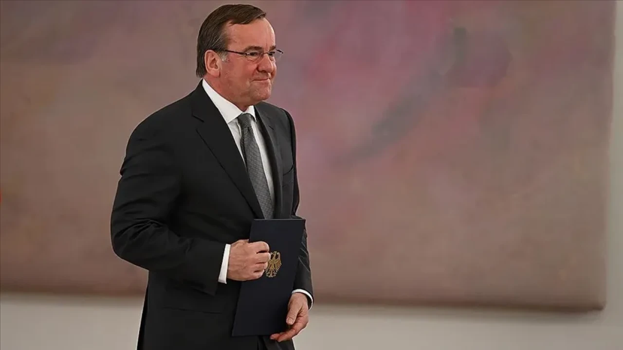 Almanya Savunma Bakanı Boris Pistorius, Putin'in Ukrayna'daki zamana oynadığını belirterek AB'nin yaptırımları sıkılaştırması gerektiğini söyledi