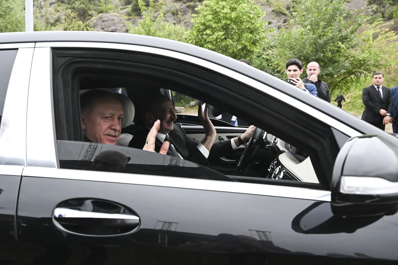 Erdoğan, Azerbaycan'da Bağımsızlık Günü'nde Laçın Havalimanı'nın açılışını yaptı