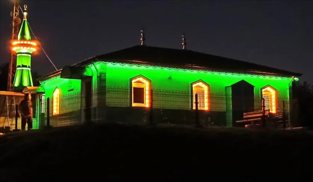 Karmod, Güney Afrika'daki camilere pratik ve çevre dostu polietilen minareler üretti