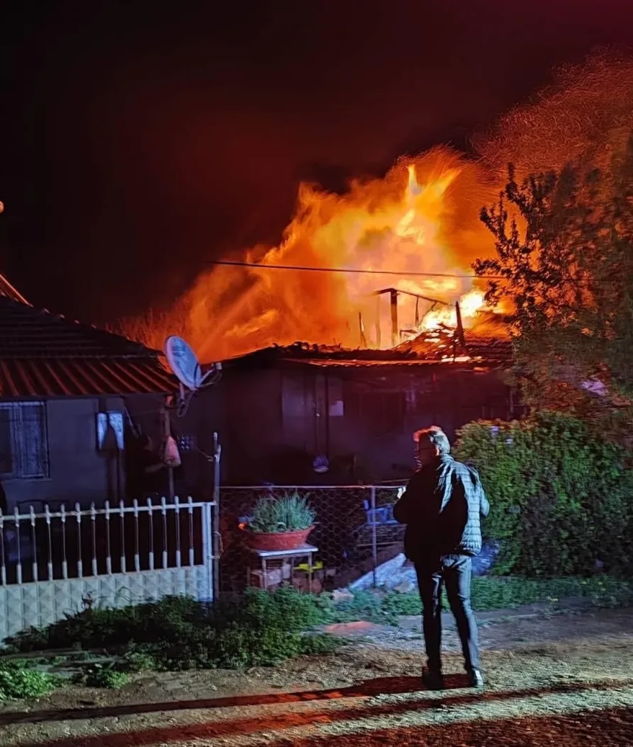 Uşak'ta evde çıkan yangın itfaiye ekipleri tarafından kontrol altına alındı, maddi hasar büyük!