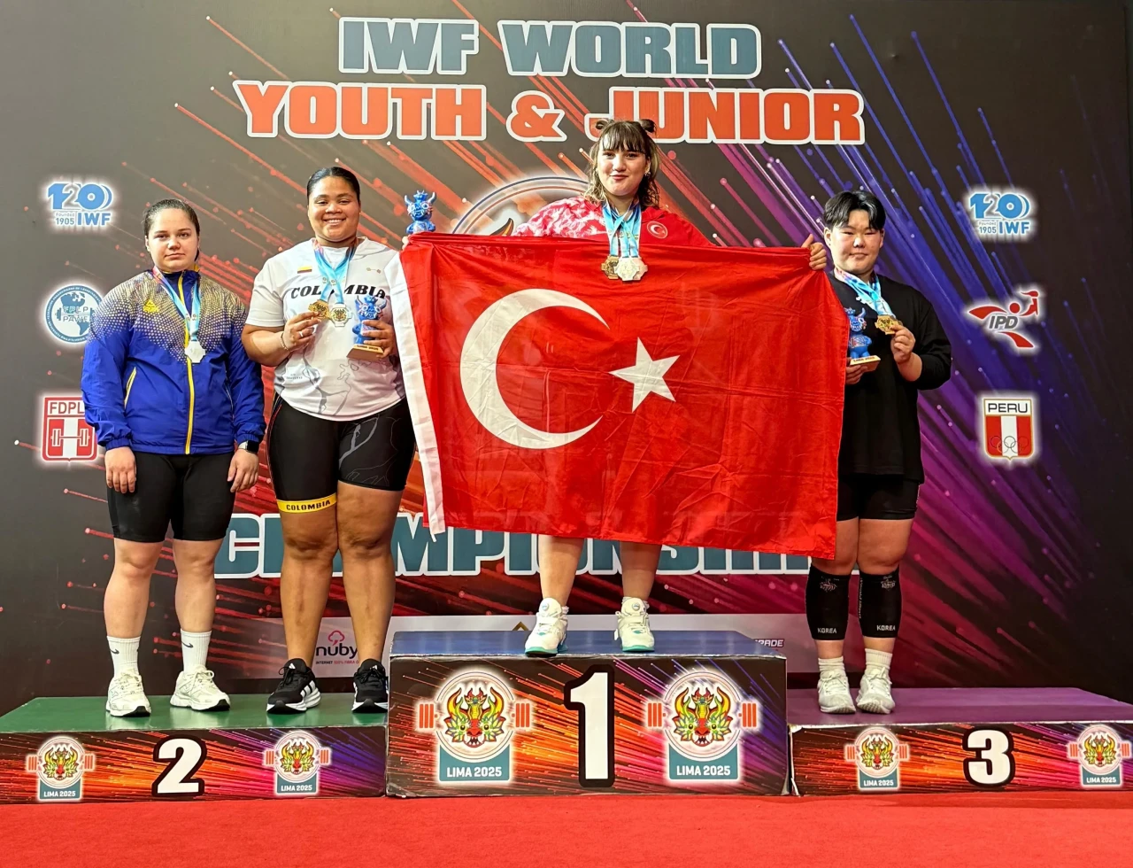 Fatmagül Çevik'ten tarihi zafer: Dünya şampiyonu oldu, Türk halterine altın madalya getirdi