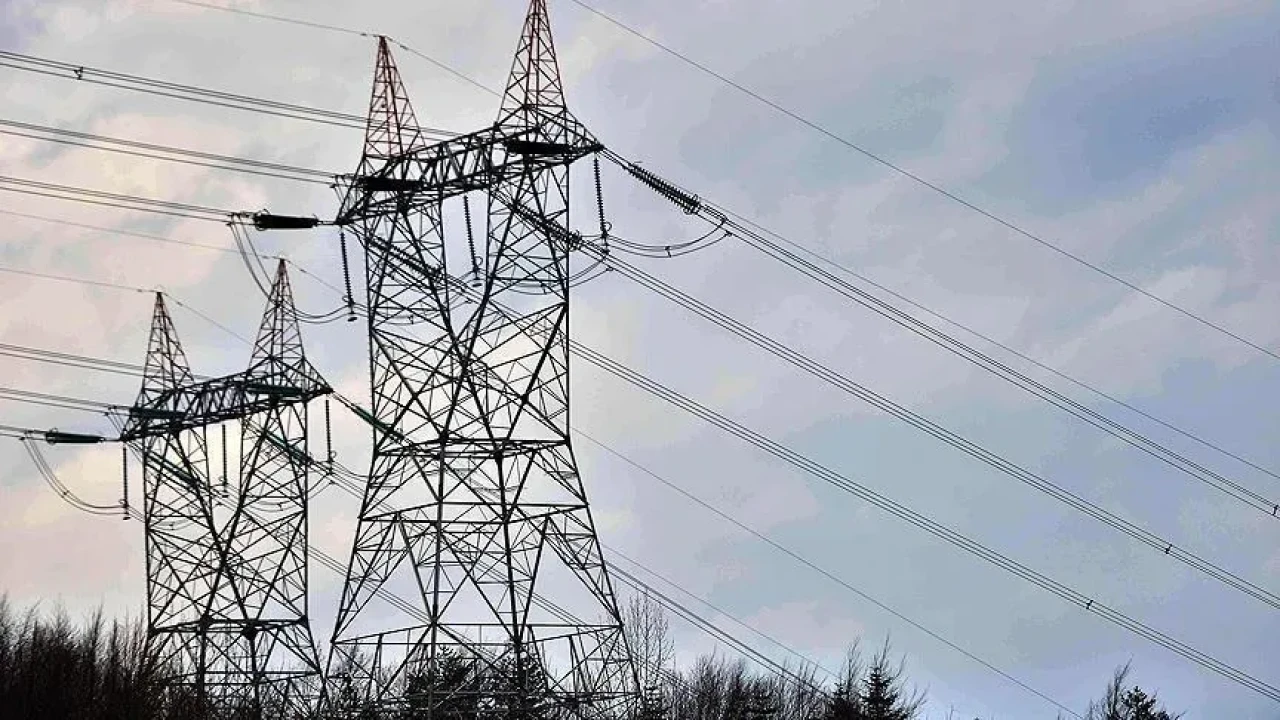 İran'ın Tahran şehrinde, aşırı enerji tüketimi nedeniyle 1103 evin elektriği kesildi