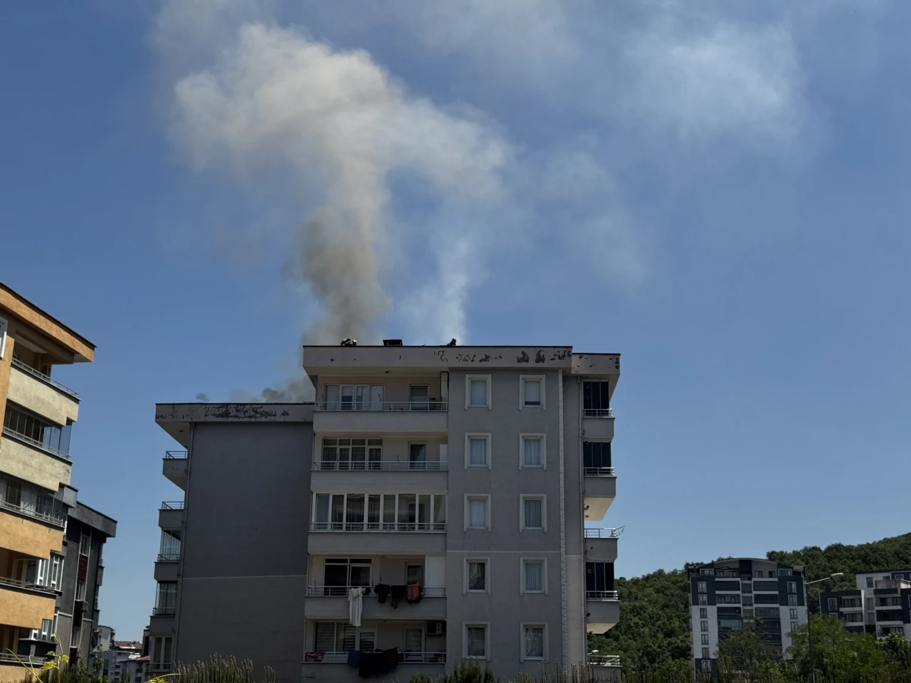 Bursa'da 6 katlı binanın çatısında yangın: Ekipler 2 saatlik müdahaleyle kontrol altına aldı