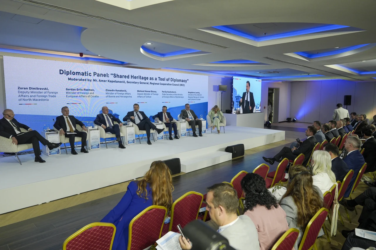 Mostar'da uluslararası diyalog çağrısı: Gençler için barış ve iş birliği mümkün mü?