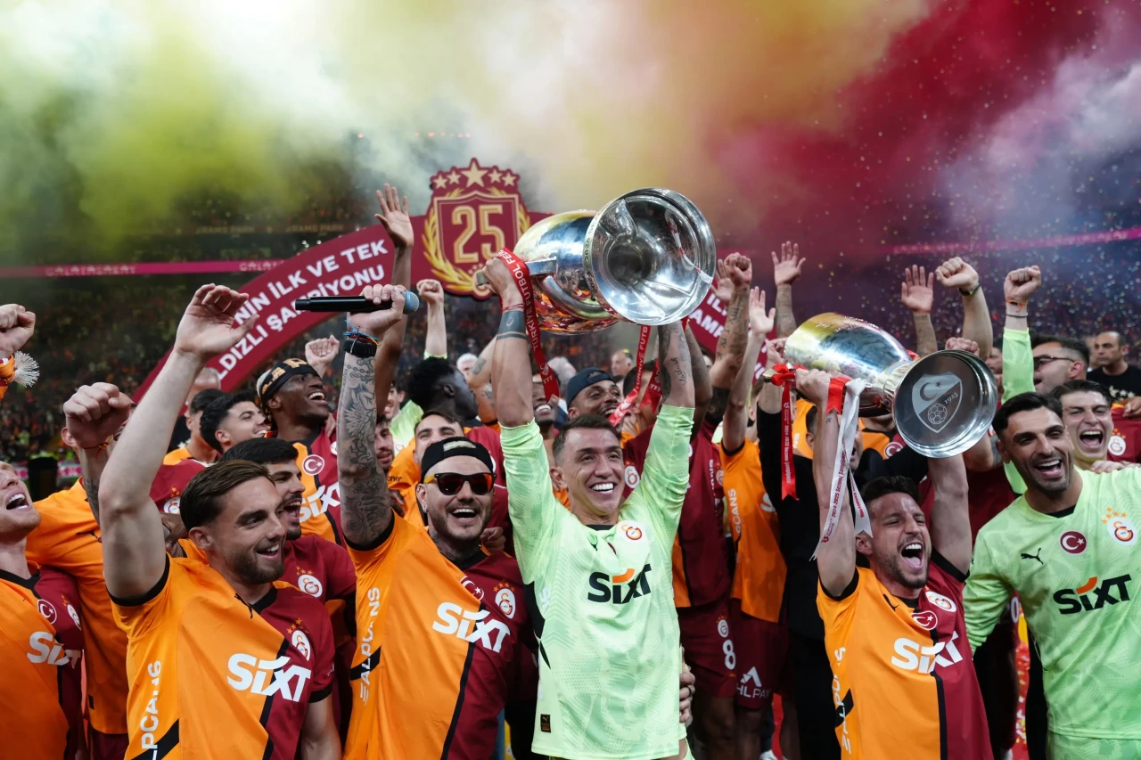 Şampiyon Galatasaray, sezonu galibiyetle kapattı. Galatasaray'da kimler veda etti?