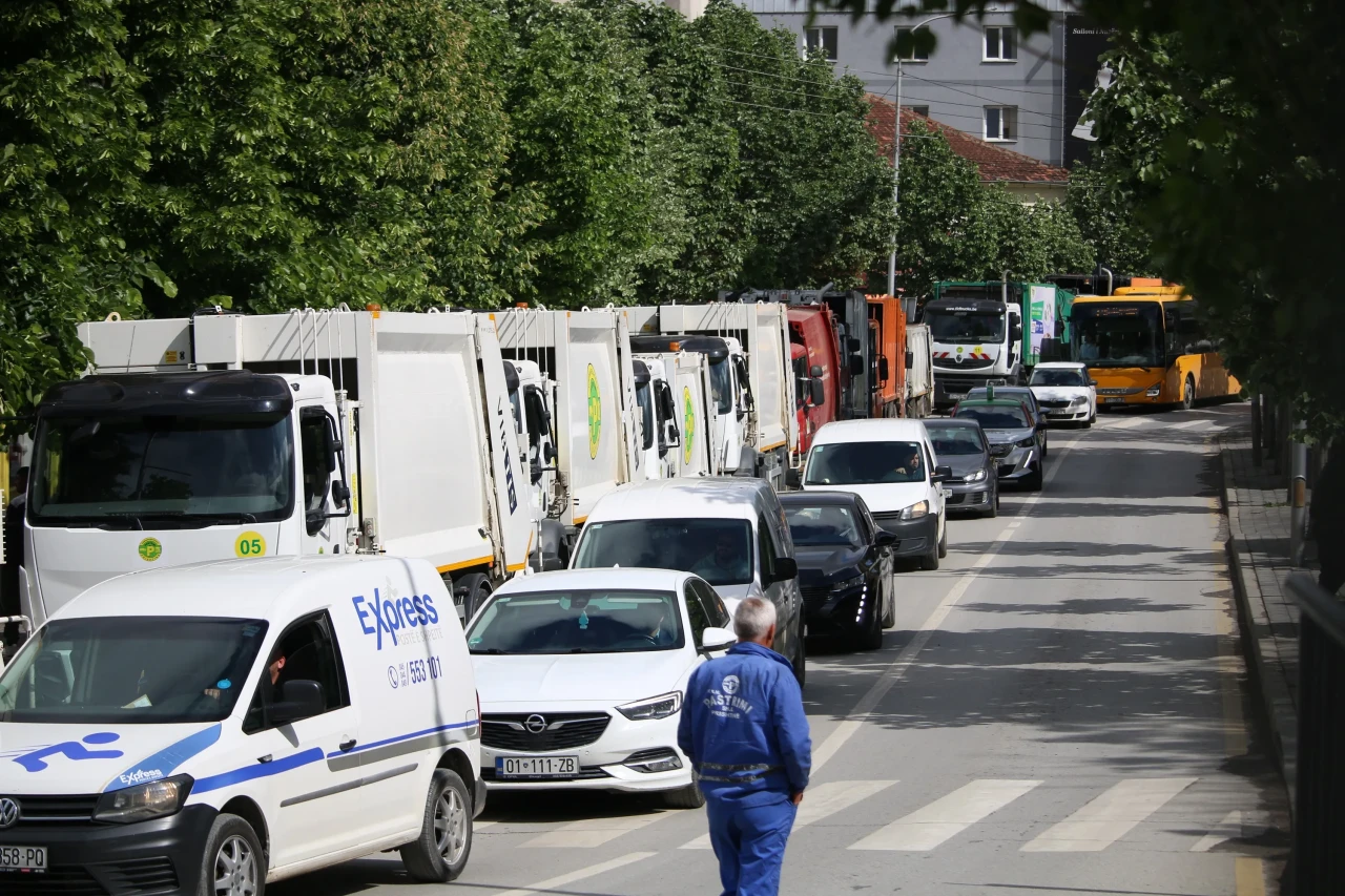 Priştine sokakları çöp yığınlarıyla doldu: Grevdeki çöpçüler halk sağlığını tehdit ediyor