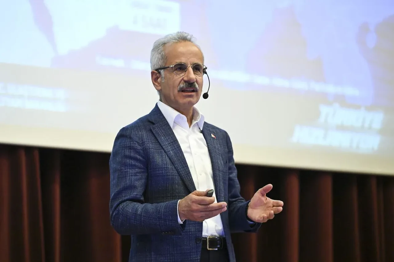 Uraloğlu'ndan Kuzey Demiryolu ve Sosyal Medya Düzenlemesi Açıklaması