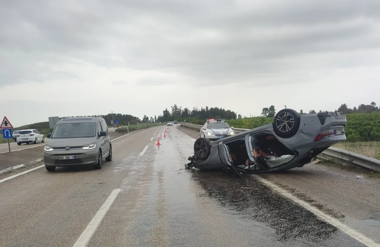 Adana’da takla atan otomobilde 4 kişi yaralandı