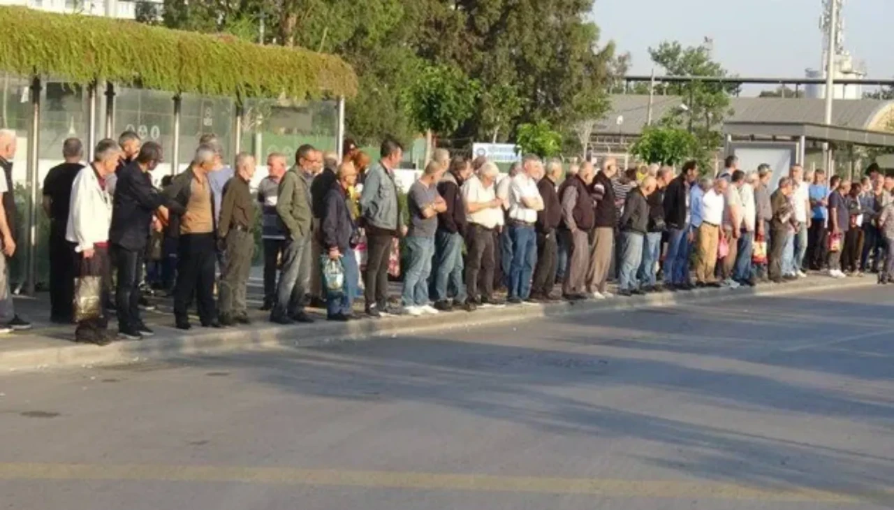 İzmir Büyükşehir'de grev başladı: Vatandaşlar mağduriyet yaşıyor