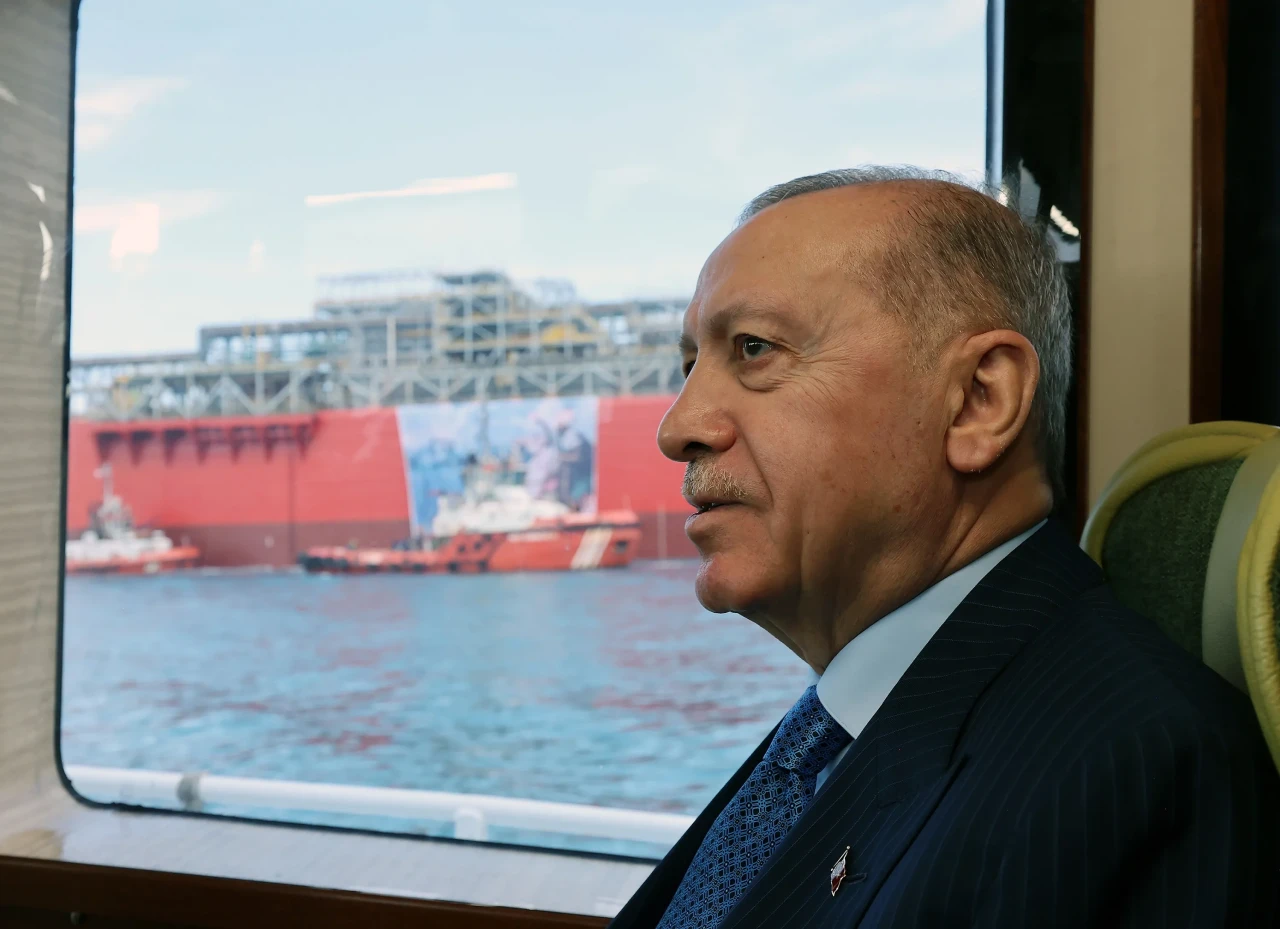 Cumhurbaşkanı Erdoğan, ilk yüzer gaz platformunu uğurladı: Enerji bağımsızlığı için kritik adım