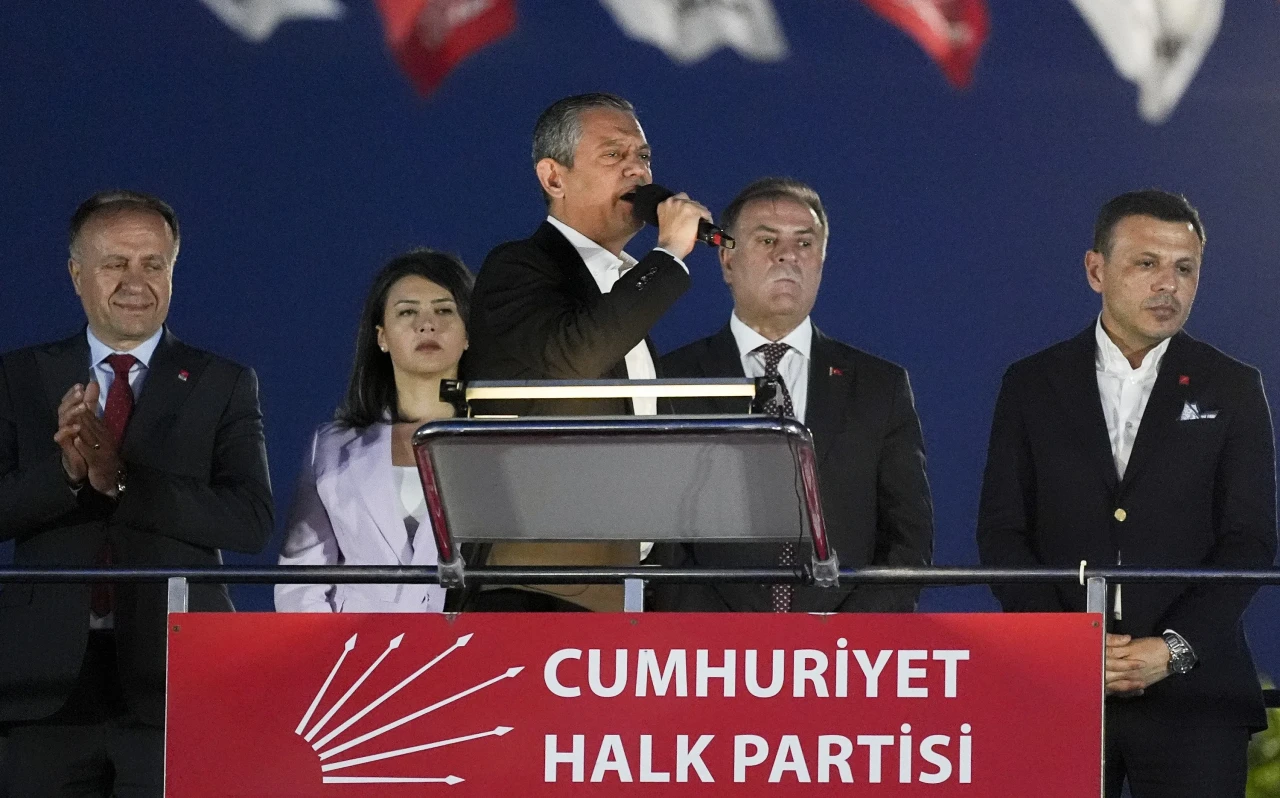 Özgür Özel, “560 milyar lira yolsuzluk” iddiasının mantıksız olduğunu belirtti