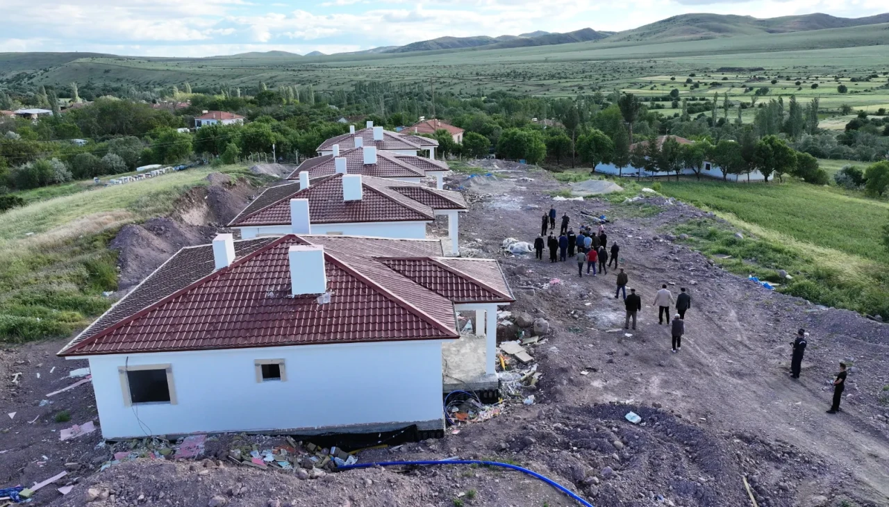 Malatya Arguvan’da deprem konutları yükseliyor: Vali Yavuz çalışmaları yerinde inceledi