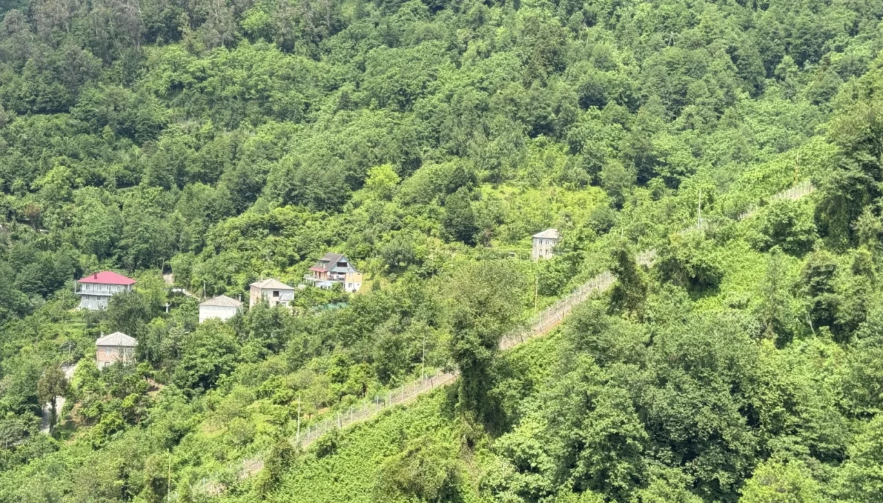 Sınırın ikiye ayırdığı köyde 100 yılı aşkın süredir süren akrabalık bağlarını korunuyor