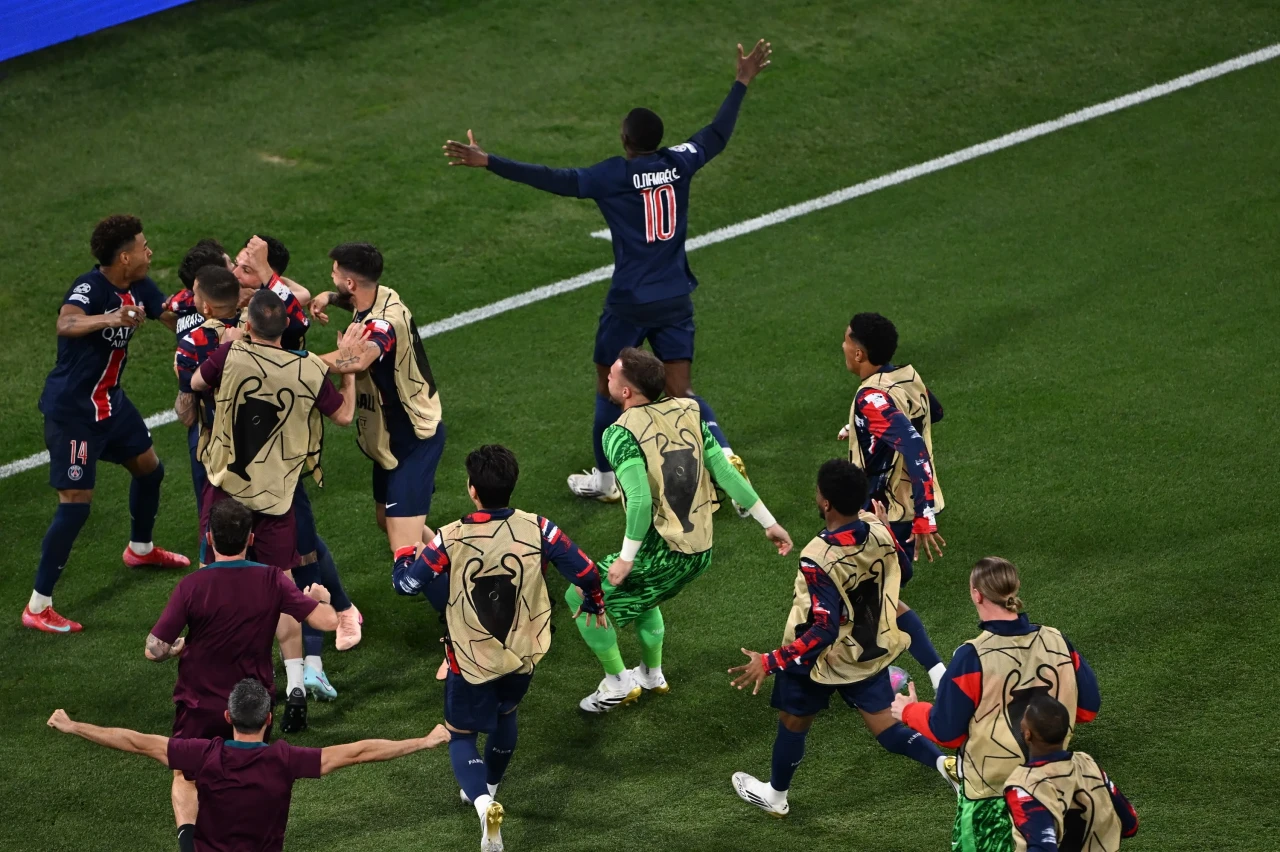 Paris Saint-Germain, UEFA Şampiyonlar Ligi finalinde Inter'i 5-0 yenerek şampiyonluğa ulaştı